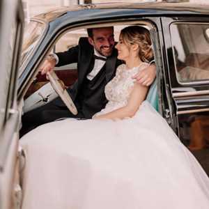 Laurent, un vendeur d'accessoires de mode de mariage à La Crau