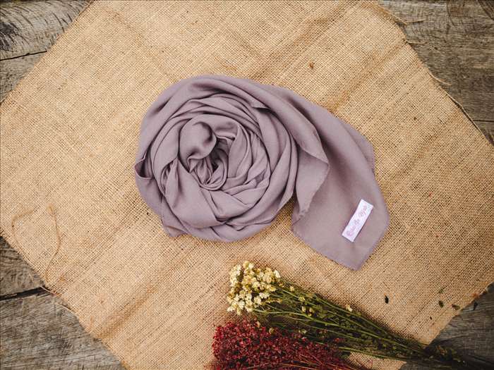 Comment mettre en valeur un foulard en soie : Conseils, tendances et idées de style